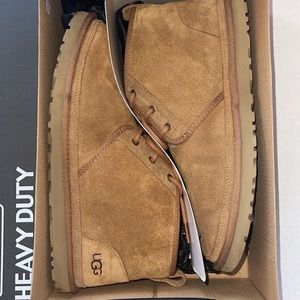 Mens Neumel Uggs size 12. Comes with box. Used but in amazing condition.